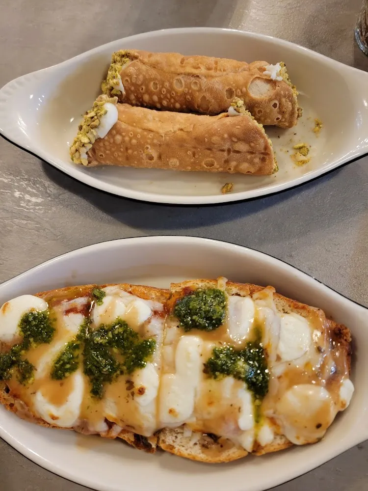 Delicous Cannolis